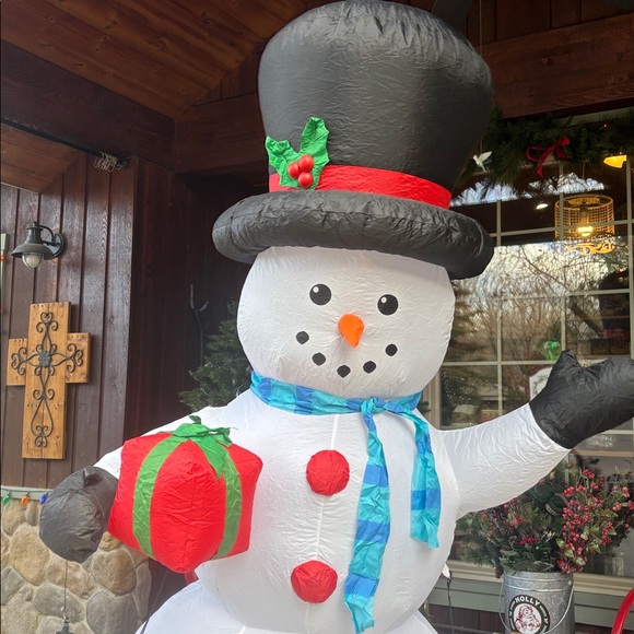 EUC Snowman Inflatable Lit - Picture 2 of 9